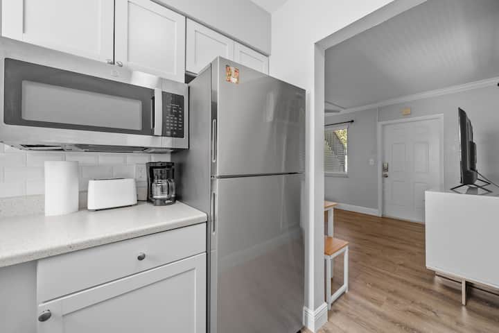 Beautiful Studio Apt W/parking - Walk To Las Olas - Fort Lauderdale