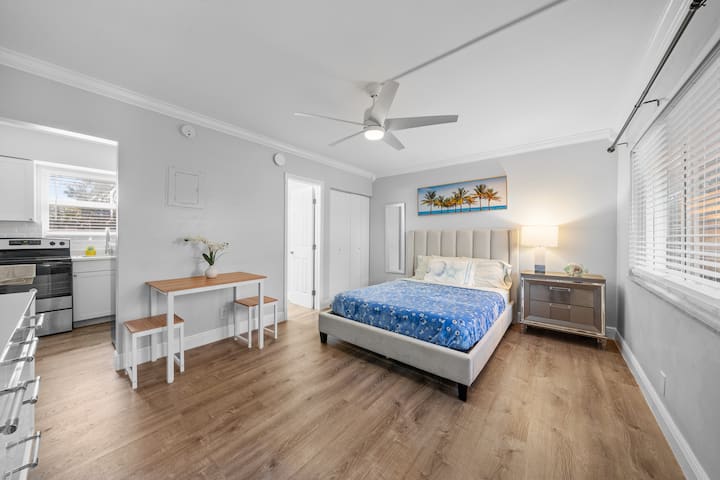 Charming Studio W/ Parking Steps From Las Olas - Fort Lauderdale, FL