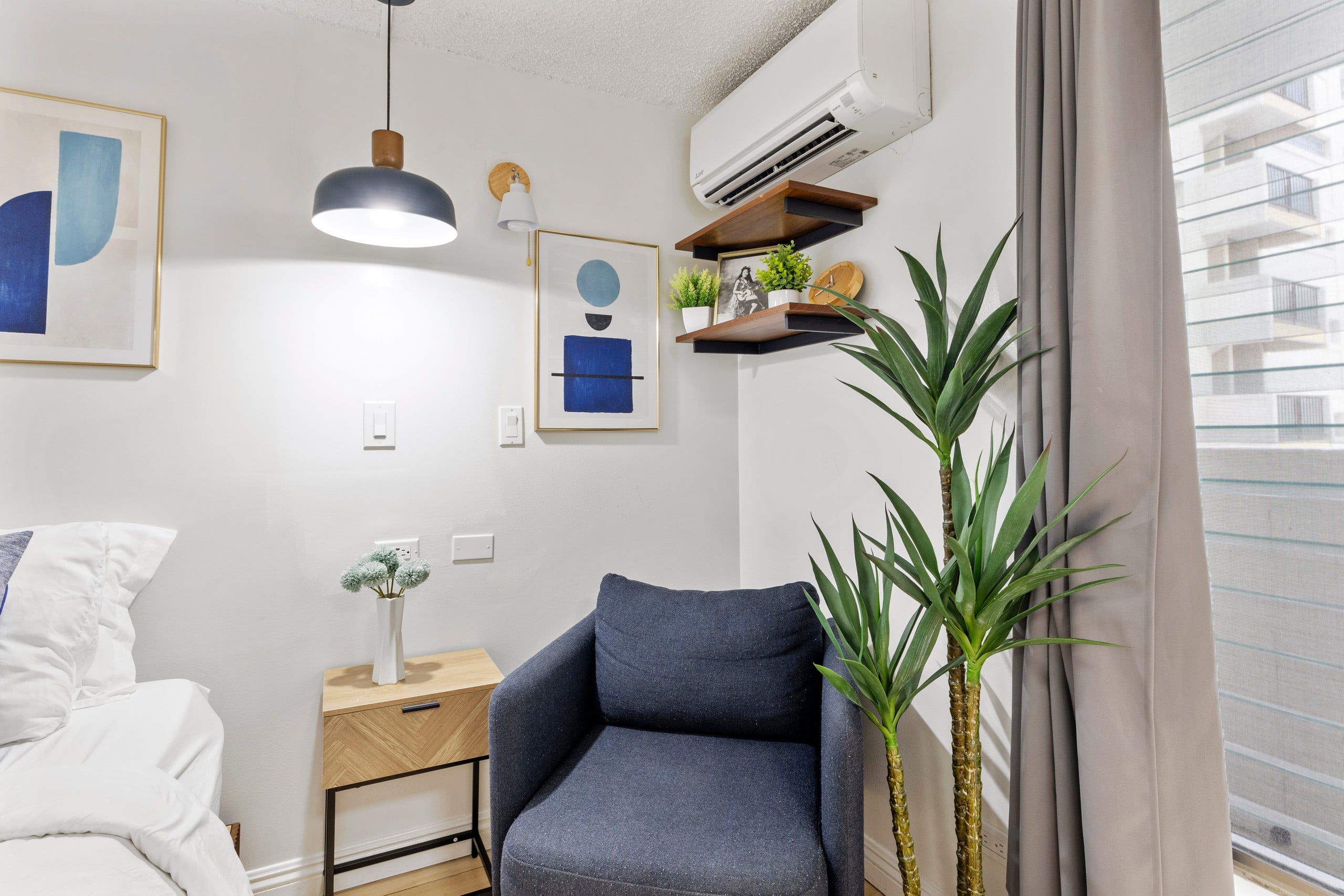 Condo in Honolulu · ★4.87 · Studio · 1 bed · 1 private bath - Image 2