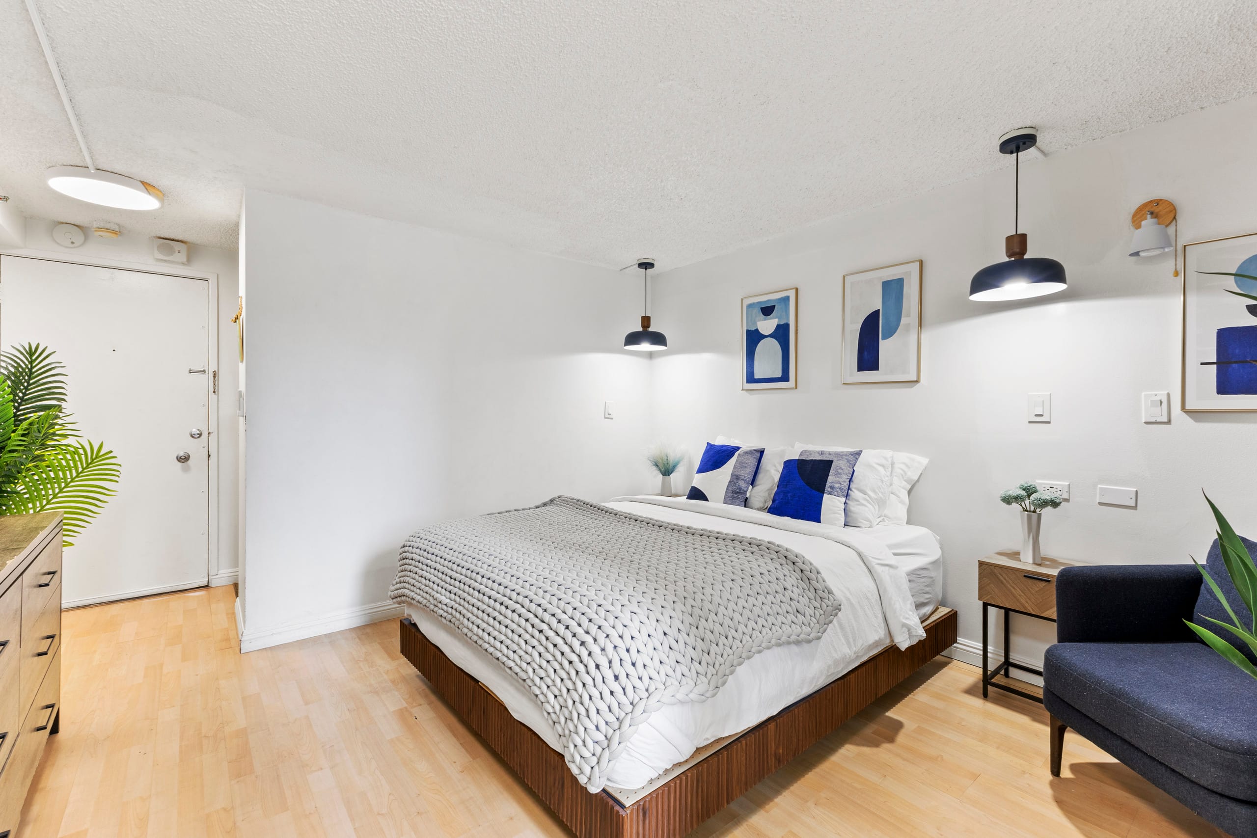 Condo in Honolulu · ★4.87 · Studio · 1 bed · 1 private bath - Image 19