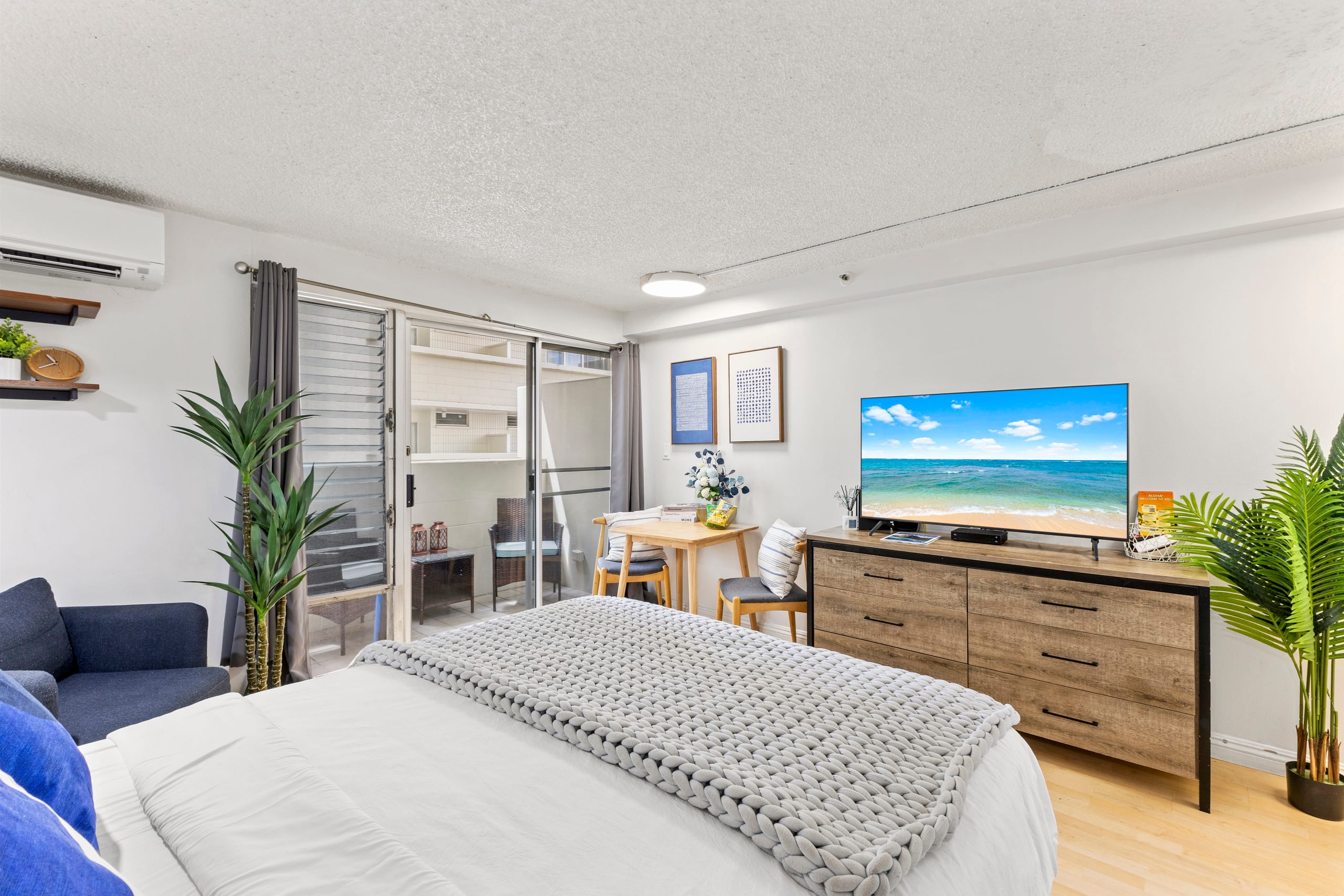 Condo in Honolulu · ★4.87 · Studio · 1 bed · 1 private bath - Image 22