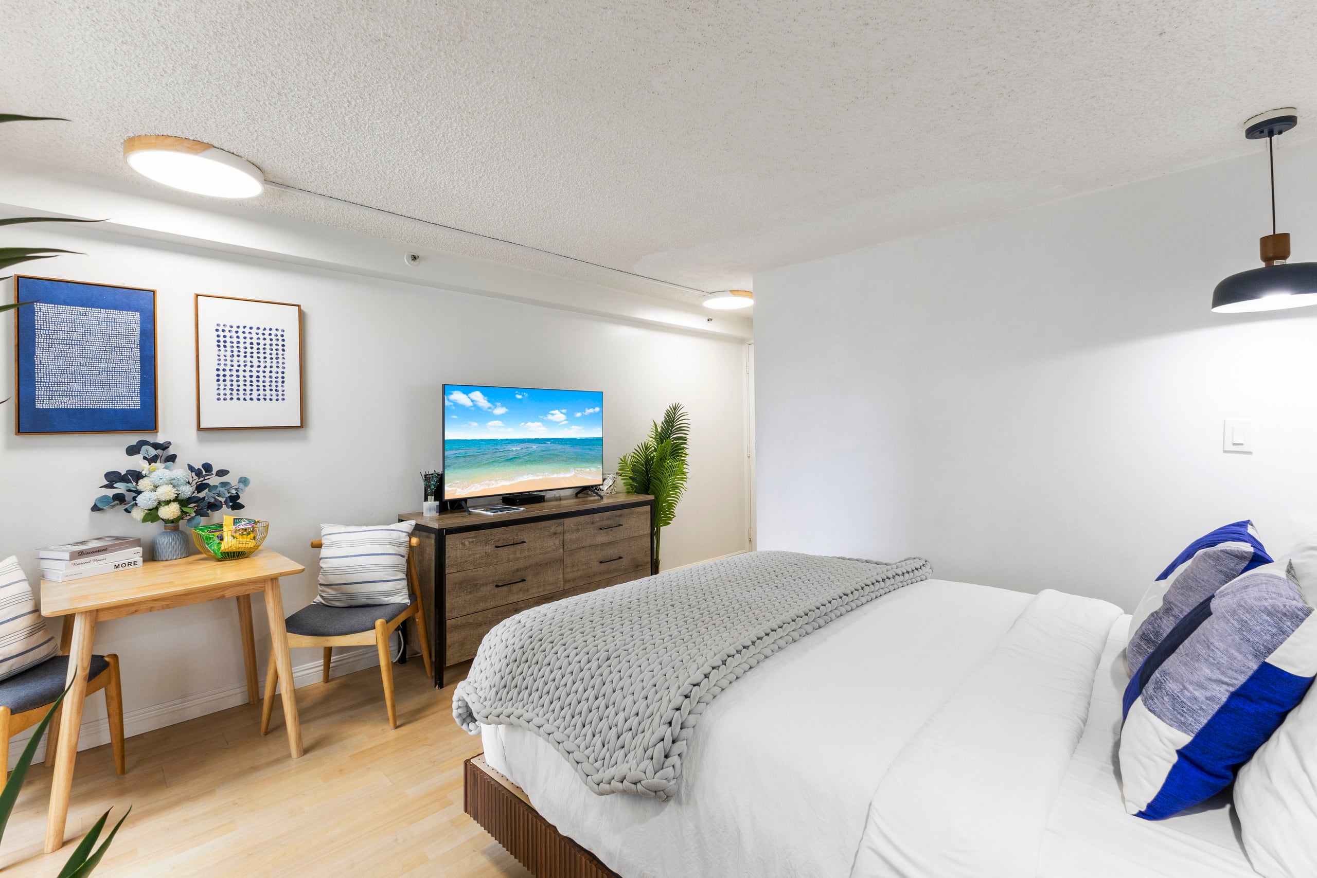 Condo in Honolulu · ★4.87 · Studio · 1 bed · 1 private bath - Image 21