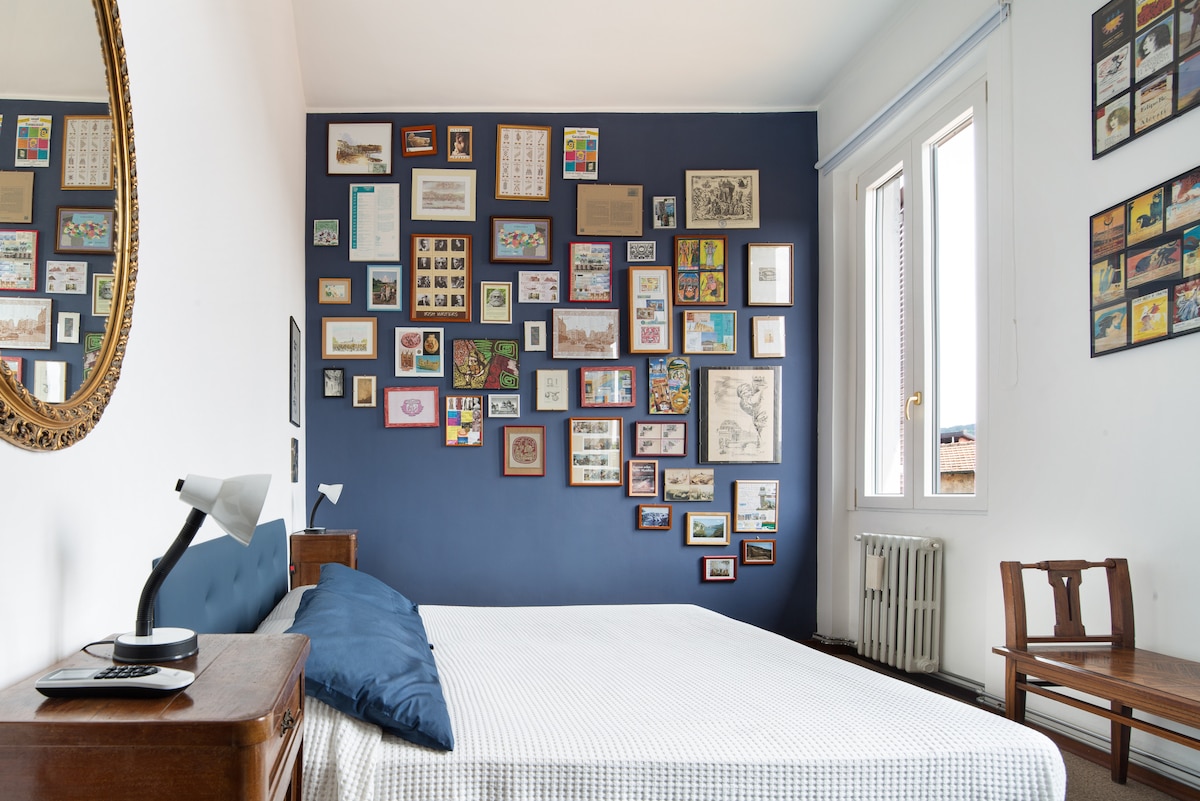 Panoramica letto e parete dei quadri "Camera Blu"
Photo by Cristina Melandri