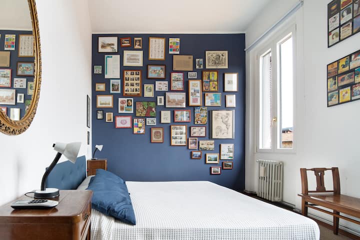 Panoramica letto e parete dei quadri "Camera Blu"
Photo by Cristina Melandri