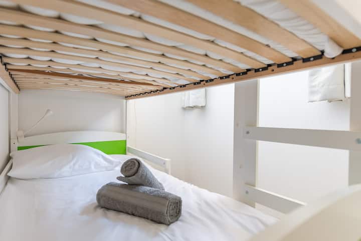 La habitación de los niños es un nido solo para ellos... con cada uno su lámpara de noche.