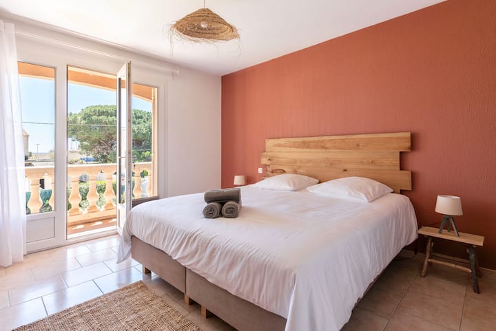 La habitación Terracotta situada en la 1 .ª planta cuenta con un gran ventanal y un balcón con vistas al jardín y al mar. Tiene una cama king size, un gran armario ropero y una zona de lavabo. Todas las habitaciones tienen aire acondicionado.