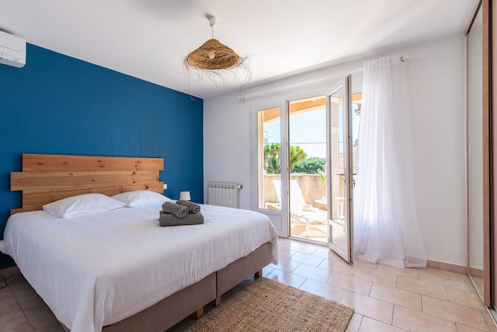 La habitación Bleu noche situada en el primer piso cuenta con un gran ventanal y un balcón con vistas al jardín y al puerto. Tiene una cama king size. Todas las habitaciones tienen aire acondicionado.