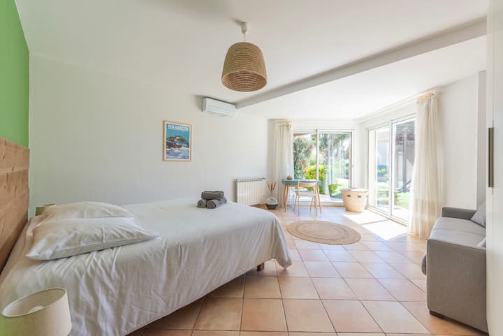 La habitación Aloe Vera situada en la planta baja cuenta con grandes ventanales con acceso directo al jardín. Consta de una cama queen size y un sofá cama de gran comodidad, así como una zona de lavabo. Todas las habitaciones tienen aire acondicionado.