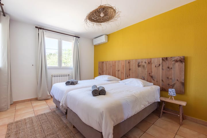 La habitación Safran situada en la planta baja con vistas al jardín. Tiene un gran armario ropero y 2 camas de 90 x 200 cm que se pueden convertir en una cama king size según su conveniencia. Todas las habitaciones tienen aire acondicionado.