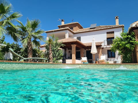 Villa with swimming pool next to the National Park