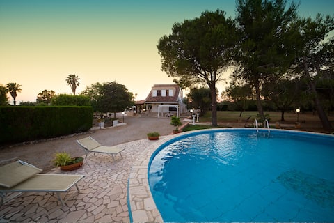 Villa with private pool for 14: near Gallipoli