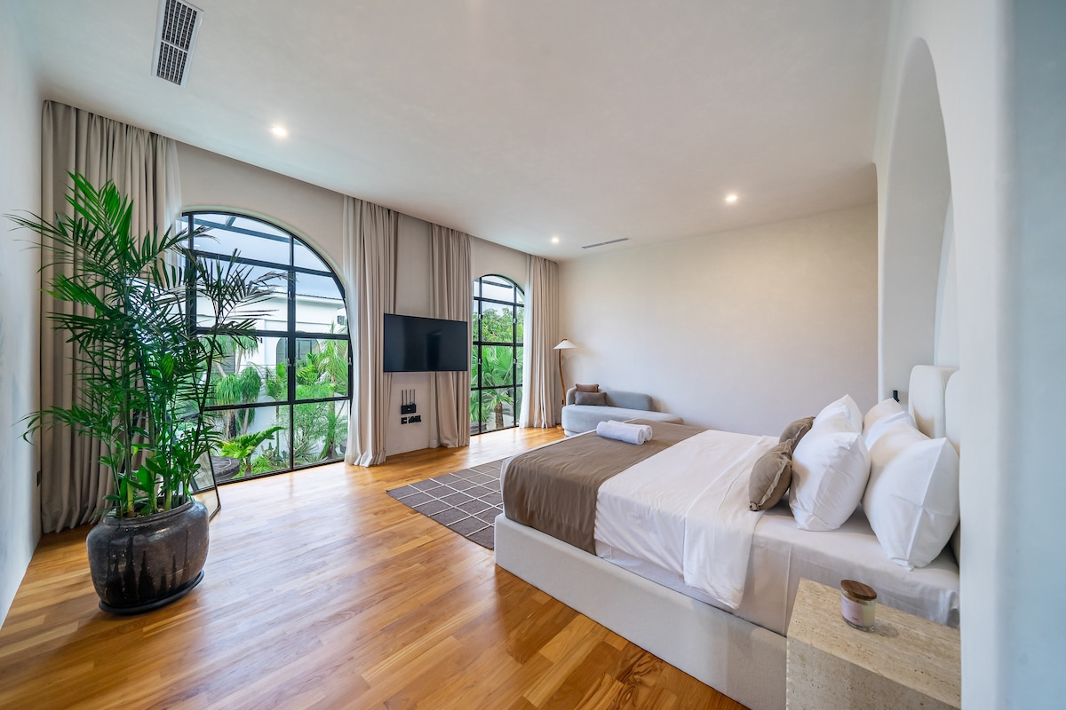 ห้องนอน 2 แสดงให้เห็นหน้าต่างบานใหญ่ที่ให้แสงธรรมชาติและมองเห็นสระว่ายน้ำ