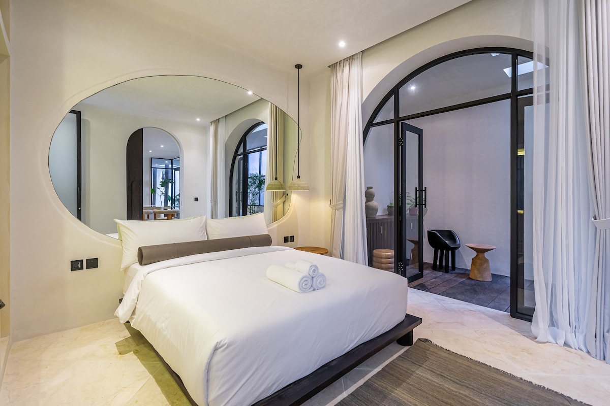 ห้องนอนนี้ตั้งอยู่ชั้นล่างและมีเตียงขนาดคิงไซส์และติดตั้งอย่างมีสไตล์และมีห้องน้ำในตัวด้วย ห้องนอน 4 เหมือนกันทั้งคู่อยู่ฝั่งตรงข้ามกันและทั้งคู่มองออกไปยังลานร่มรื่นสวยงาม 