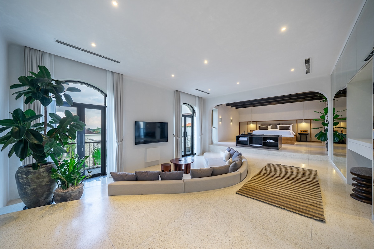 นี่เป็นห้องนอนใหญ่ที่น่าตื่นตาตื่นใจพร้อมพื้นที่นั่งเล่นขนาดใหญ่และยังมีอ่างอาบน้ำอยู่กลางห้อง 