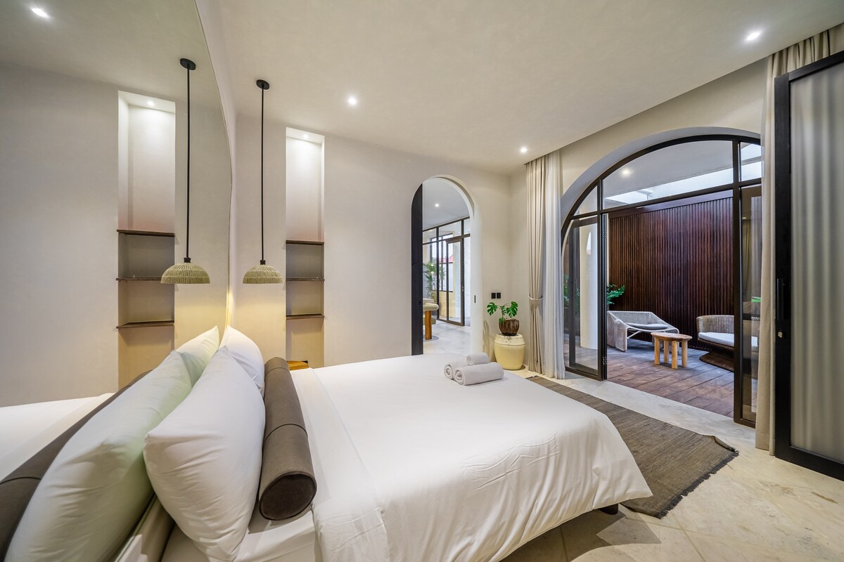 ห้องนอนที่ 3 และ 4 ตั้งอยู่ชั้นล่างทั้งคู่  ทั้งคู่มีเตียงขนาดคิงไซส์และมีห้องน้ำในตัวและมองออกไปยังลานร่มรื่นที่สวยงาม 