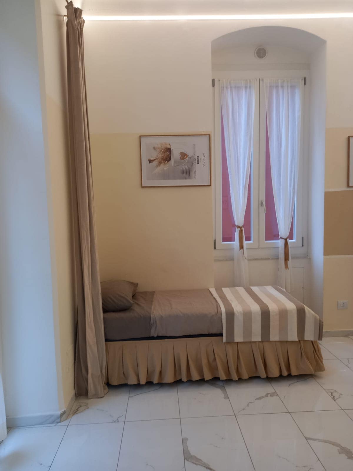 En la sala de estar hay una cama individual y una segunda cama si es necesario extraíble, como se muestra en las fotos posteriores.