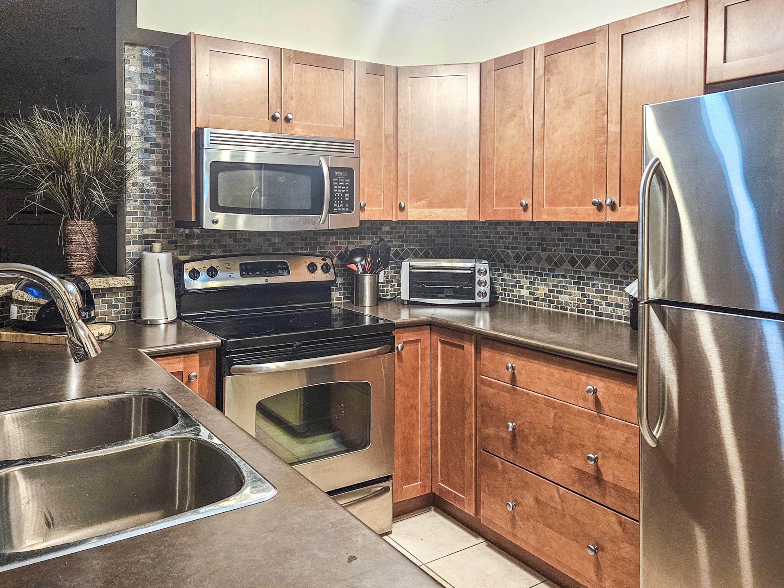 2 BDRM plus den | Near Lake | Beach 2mins away - Photo 11