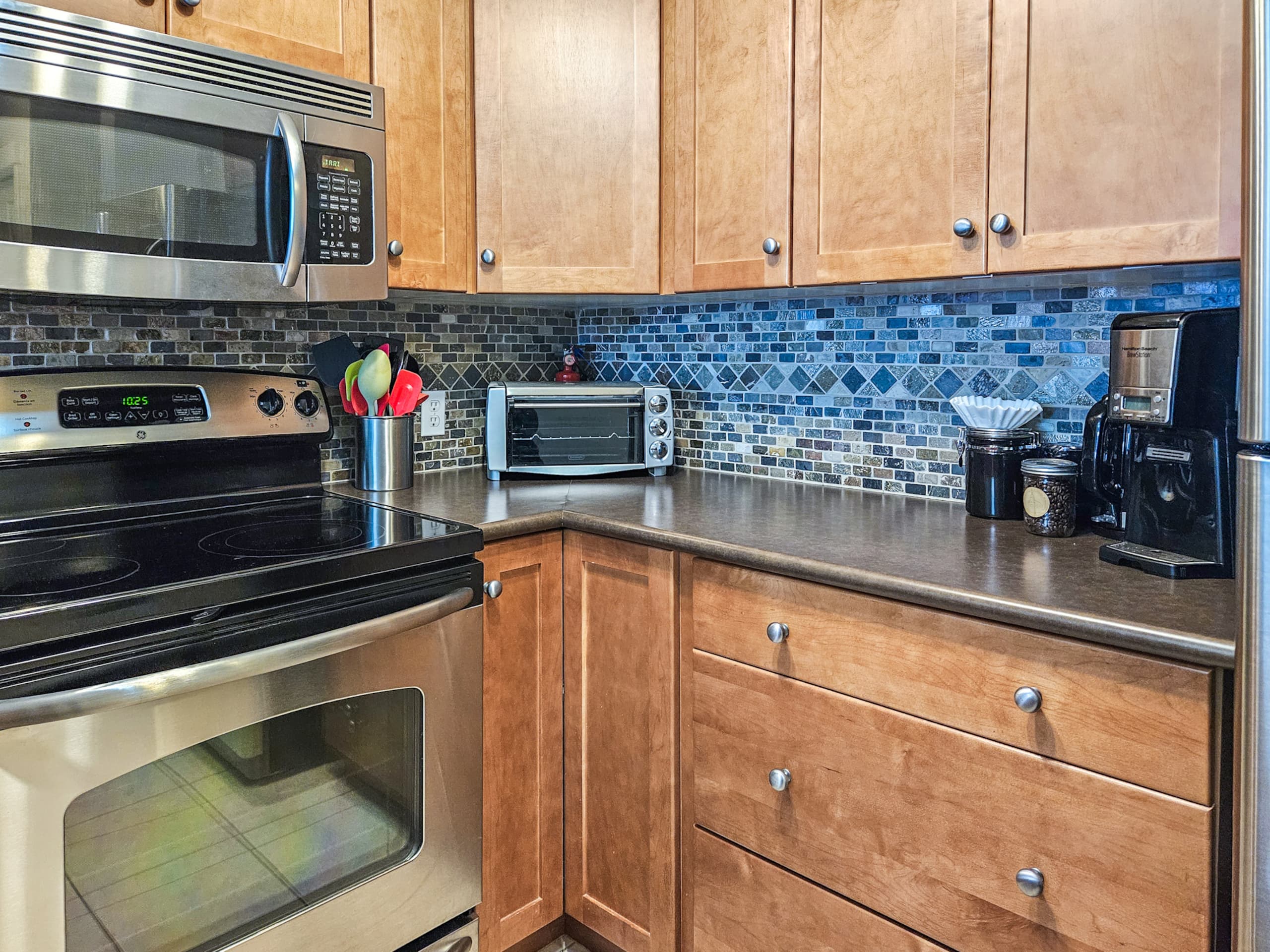 2 BDRM plus den | Near Lake | Beach 2mins away - Photo 38