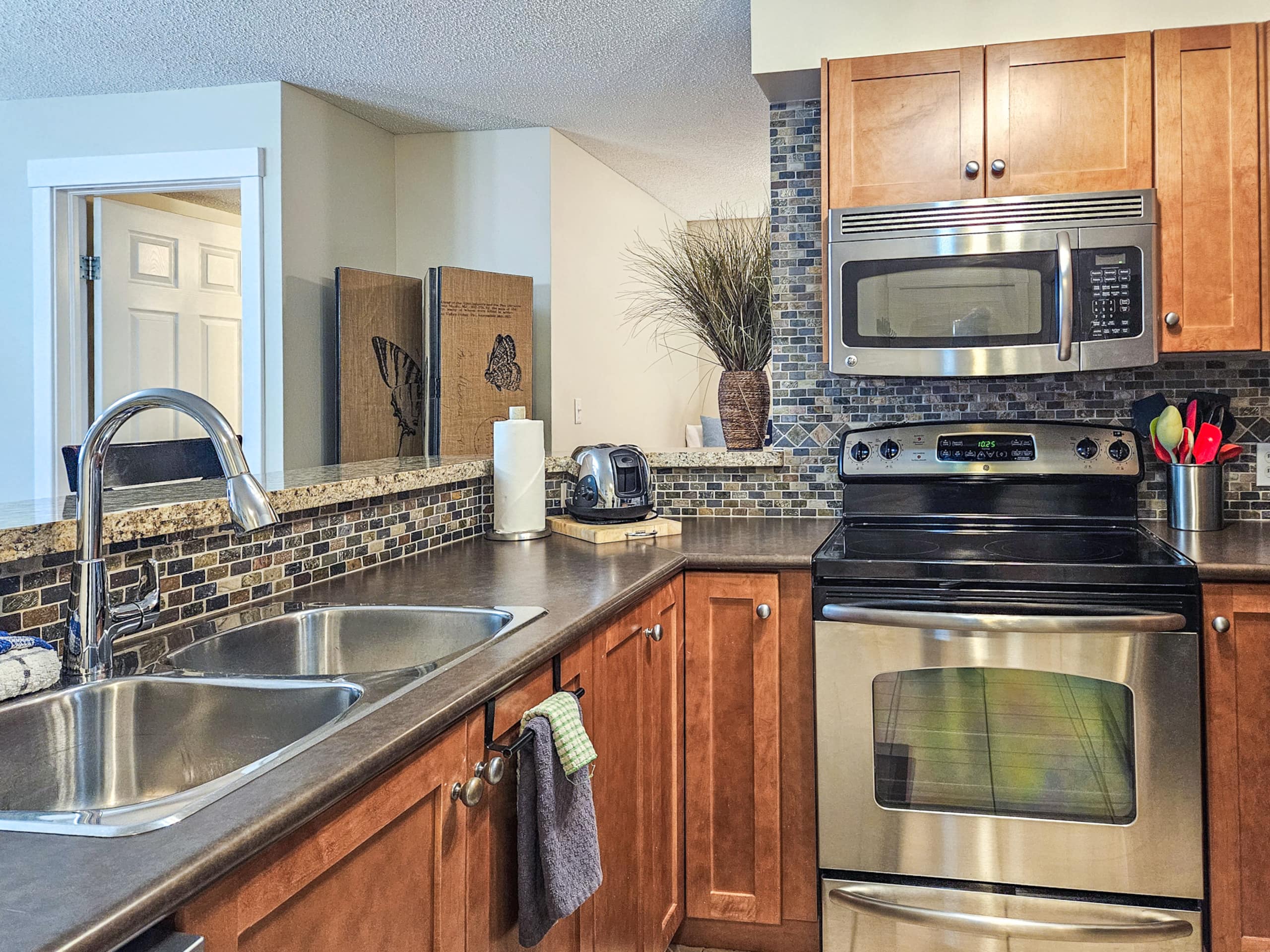 2 BDRM plus den | Near Lake | Beach 2mins away - Photo 39