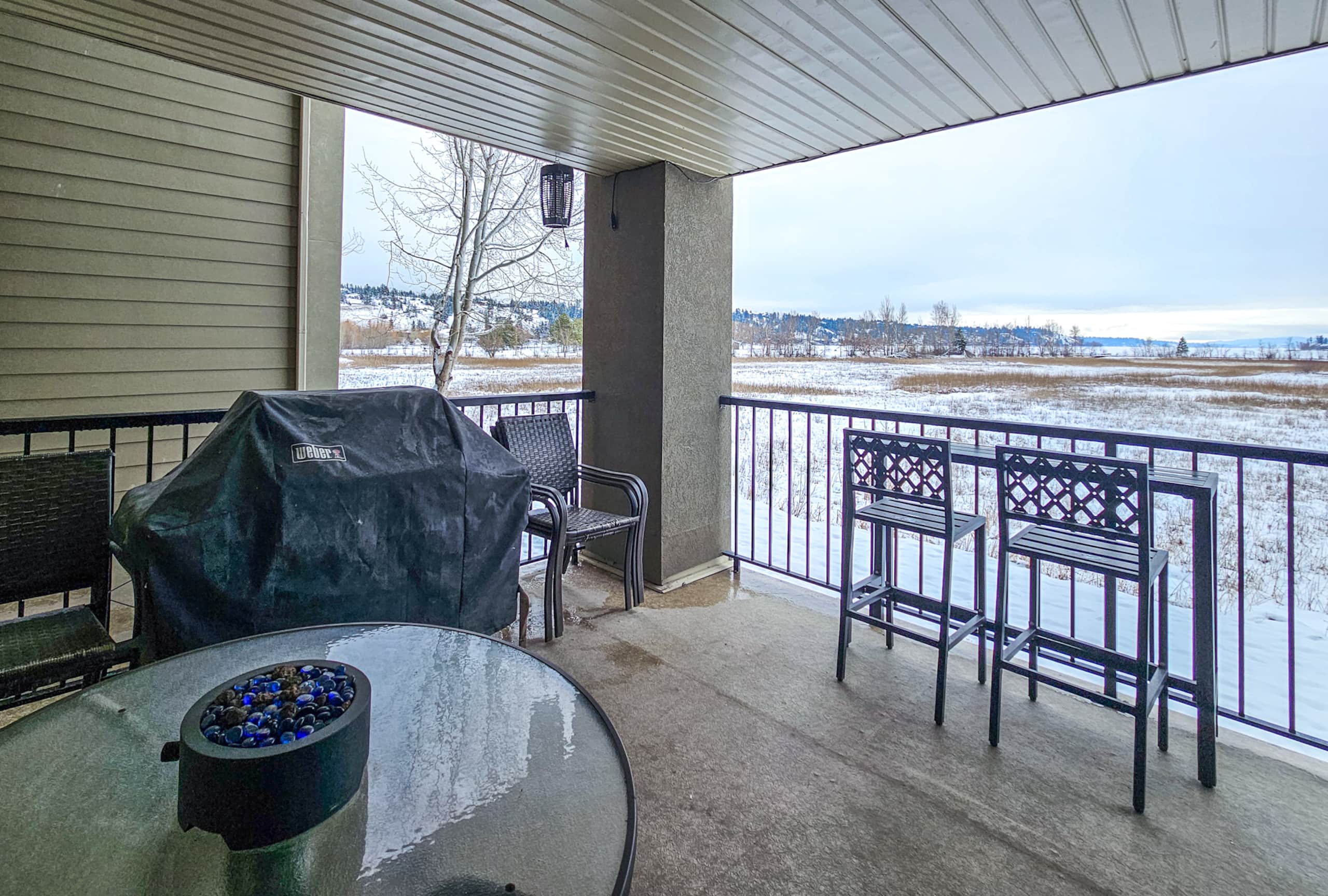 2 BDRM plus den | Near Lake | Beach 2mins away - Photo 6