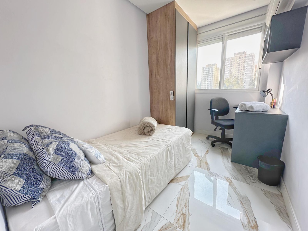 Ви ја претставуваме третата спална соба 

Супер функционален е, има добар единечен душек со бикама, душек со густина D33, воздушен центар, работно биро, ергономски стол, нем слуга и гардероба.
