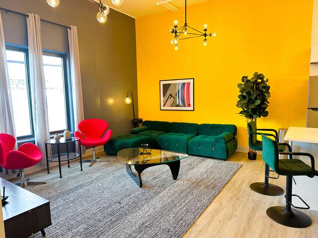 Spacious 5BR Luxury Suite | Near McCormick Place gallery image 2