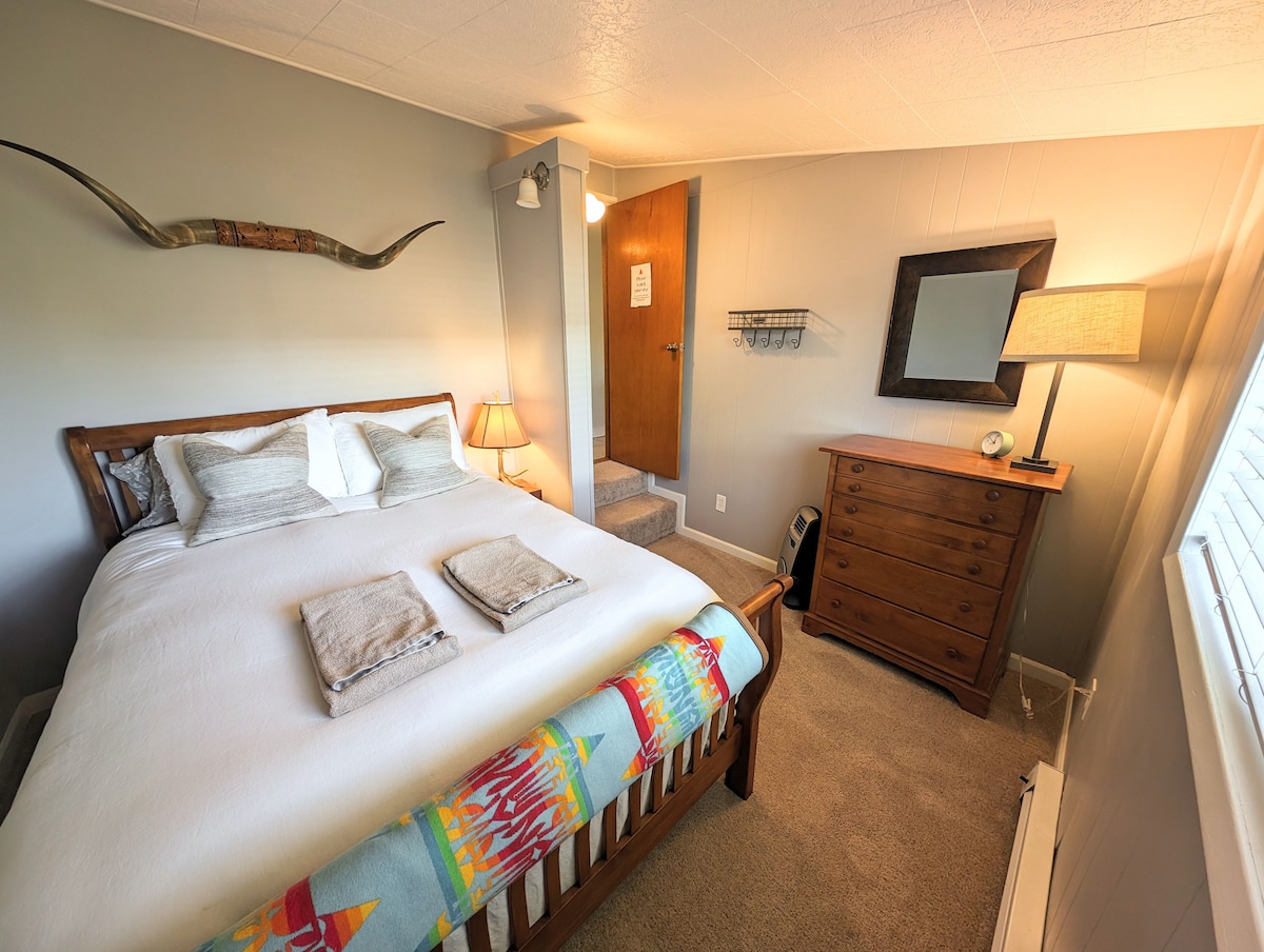 Kitanda cha Malkia katika chumba cha kulala cha tatu. 

*TAFADHALI FAHAMU HATUA 2 ZINAZOELEKEA KWENYE VYUMBA VYA KULALA.