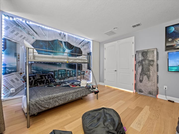 Themed Kids ’Room – Bunk beds with Star Wars flair keep children entertained.