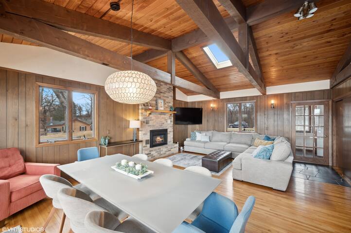 Cedar Lake getaway w/sauna – cozy fireplace! gallery image 4