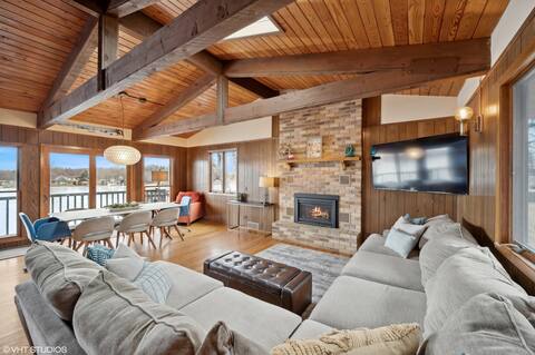 Cedar Lake getaway w/sauna - pontoon rental!