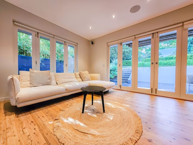 Spacious 4BR Lane Cove Retreat