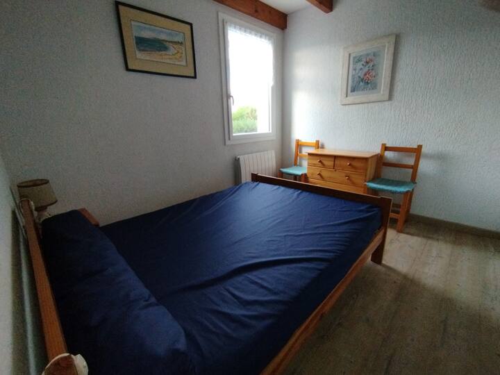 Საძინებელი, რომელიც უკანა ბაღს გადაჰყურებს.