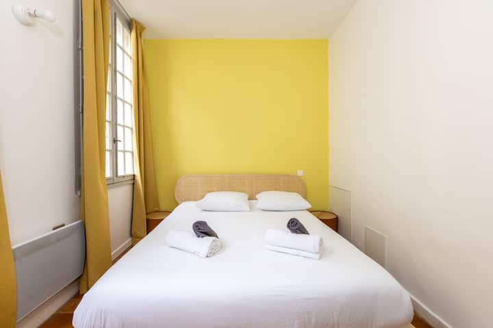 Žuta soba s zavjesama za zamračivanje u boji meda