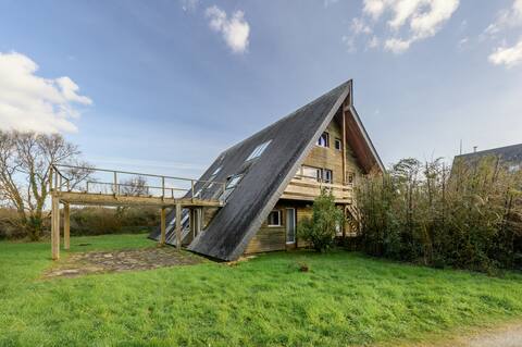 La Pyramide – Atypical house close to the sea