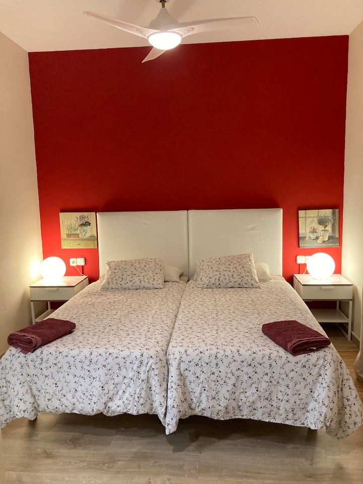 Двойна спалня с детско креватче и собствена баня