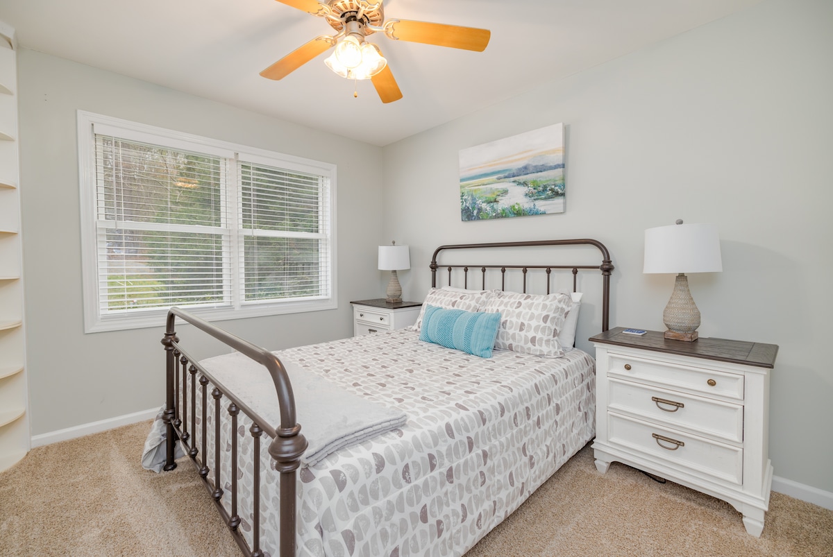 Cama tamaño queen. 
Empaca y juega disponible en el armario. 