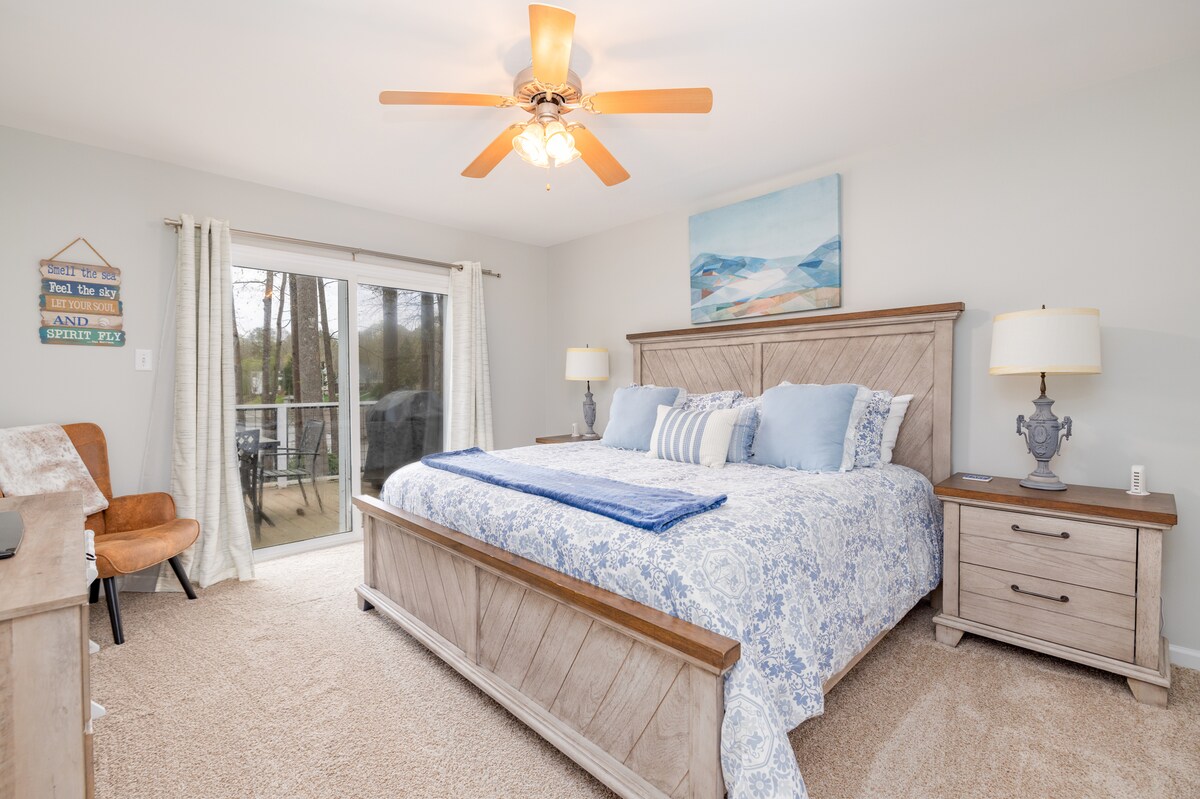 Dormitorio principal con cama tamaño king, luminoso y espacioso, con vistas al lago.