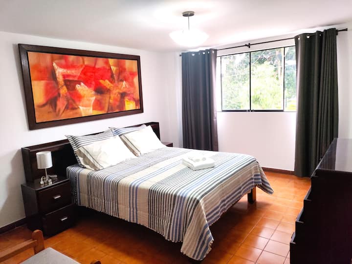 Chambre principale avec lit Queen size