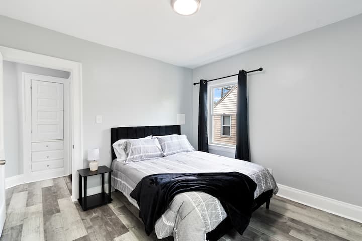 สถานที่พักผ่อนที่เงียบสงบรอคุณอยู่ในห้องนอนที่มีสไตล์พร้อมผ้าปูที่นอนคุณภาพดี ตั้งอยู่ใกล้คลีฟแลนด์คลินิกยูนิเวอร์ซิตี้ไฮต์สและใจกลางเมืองคลีฟแลนด์เพื่อเพิ่มความสะดวกสบายเตียงคิงไซส์และเตียงควีนไซส์