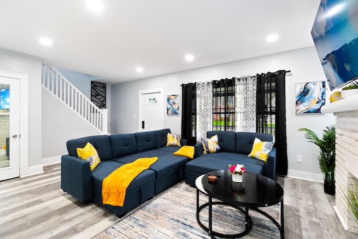 ผ่อนคลายและผ่อนคลายในห้องนั่งเล่นทันสมัยที่มีที่นั่งสบายๆเหมาะสำหรับการดูหนังยามค่ำคืนหรือการสนทนาแบบสบายๆ ตั้งอยู่ในทำเลที่สะดวกใกล้คลีฟแลนด์คลินิกยูนิเวอร์ซิตี้ไฮต์สและใจกลางเมืองคลีฟแลนด์