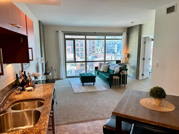 Spacious Luxury 1br Apt In Downtown + Views - San Diego