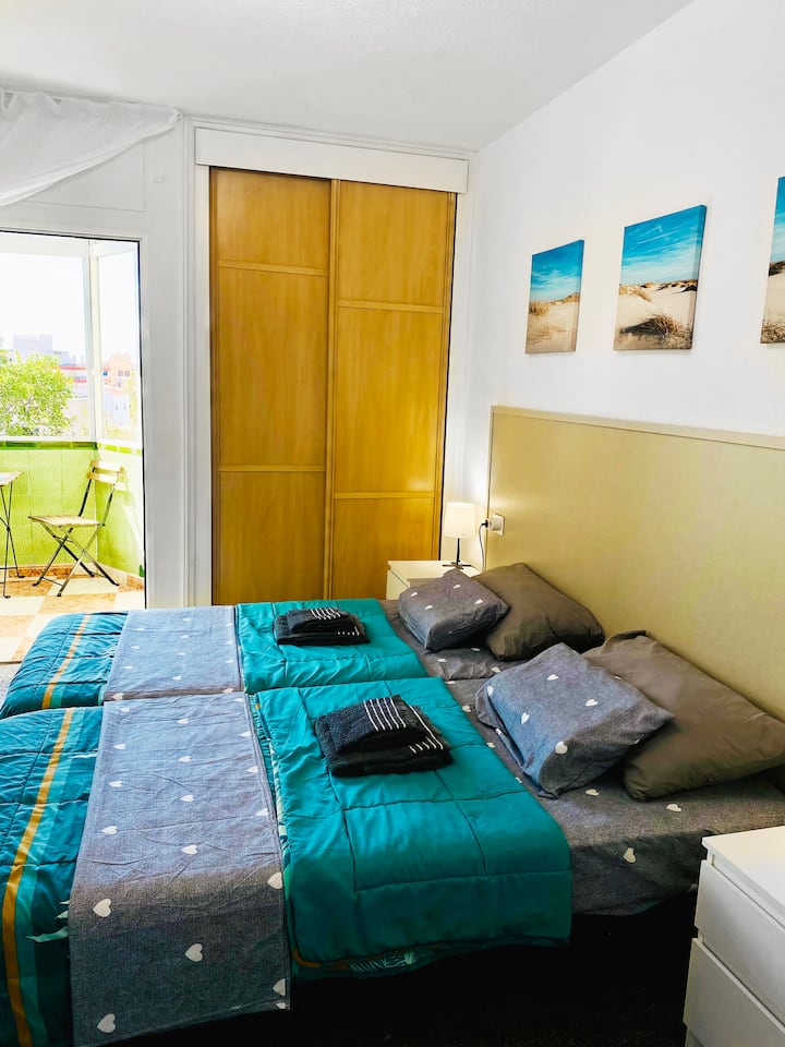 Chumba cha 2 cha kulala kina kabati lenye roshani nzuri ya kufurahia machweo na bahari.