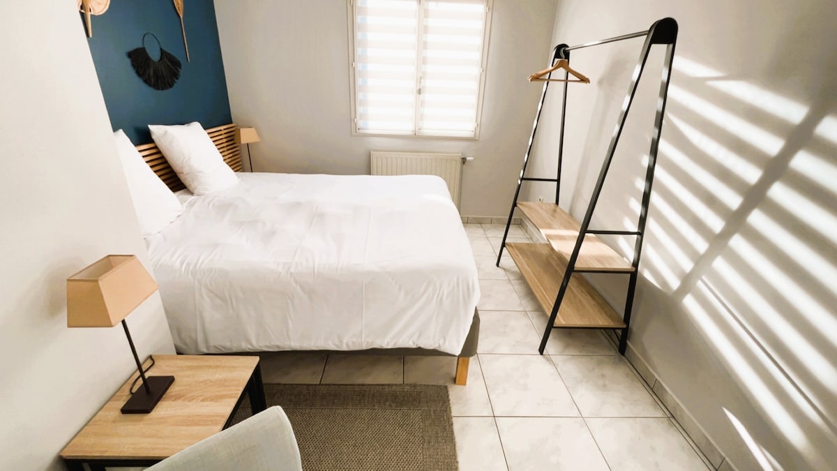 Chambre 1 (chambre "bleue") : lumineuse et reposante, elle dispose de deux lits 90x200 modulables en un grand lit double (180x200), selon vos préférences. Rangements, linge de lit fourni, et décoration douce pour une atmosphère apaisante.