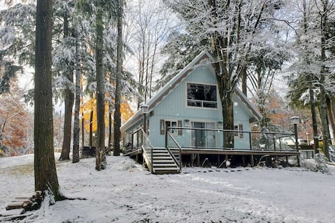 Scenic Lakefront Near Ski/Golf with Hot Tub