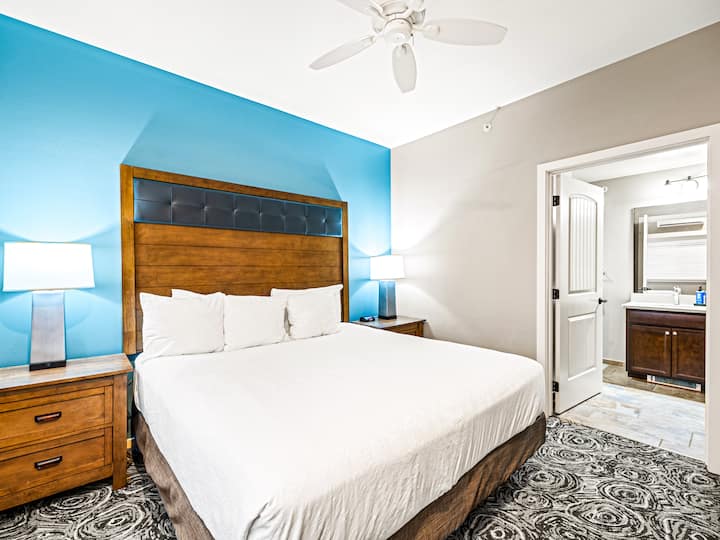 O quarto principal na segunda unidade foi projetado para o conforto, com uma cama king size e decoração moderna