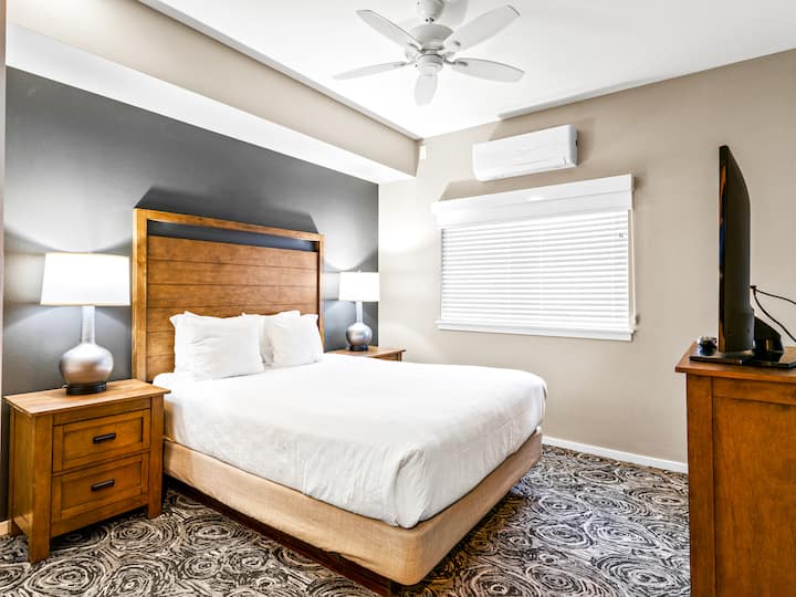 Descanse neste quarto aconchegante com uma cama queen confortável, móveis modernos e decoração relaxante.