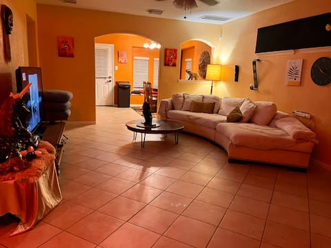 Top Airbnb: 4BR, 6TVs, Grill, 5g, W/D near NRG/MedCntr & Golf in Central Southwest