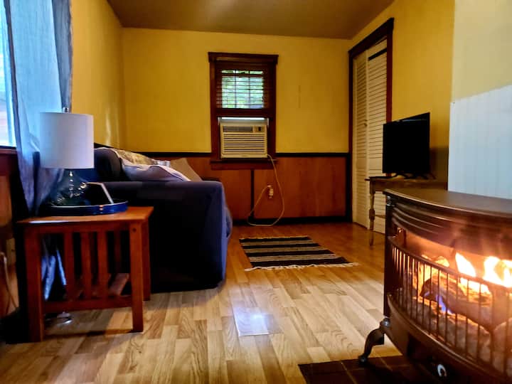 Უკანა სახლის მისაღები ოთახი; შედის მხოლოდ ზაფხულის თვეებში