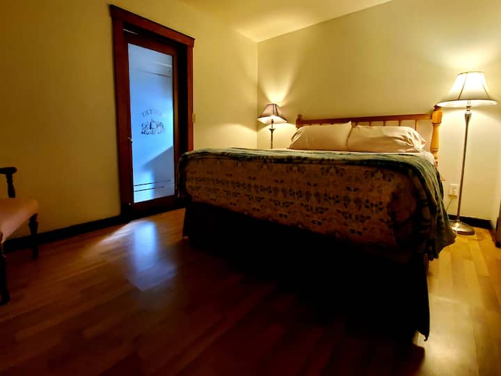 Უკანა სახლის საძინებელი; შედის მხოლოდ ზაფხულის თვეებში