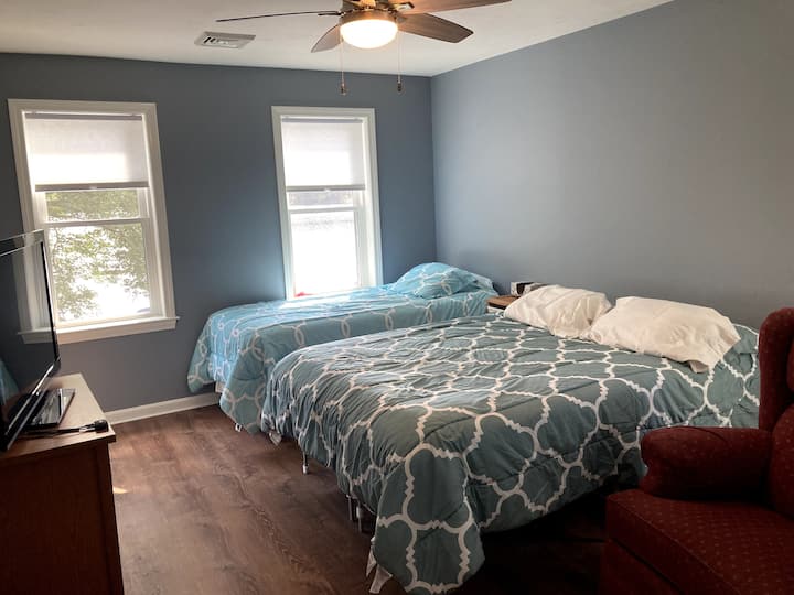 La chambre 2 comprend Game Cube, Xbox 360 et chaise Lazy Boy surplombant le lac. Les deux matelas sont neufs et confortables. 